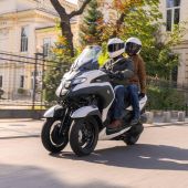 Seit seiner Einführung hat sich der Tricity 300 als beliebte Option in der Fahrzeugkategorie mit 3-Rädern etabliert.